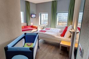 阿姆斯特丹阿姆斯特丹市西部梅宁阁酒店的小房间设有床和沙发