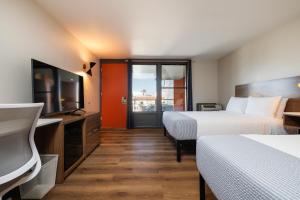 旧金山La Luna Inn, Ascend Hotel Collection的酒店客房设有两张床和一台平面电视。