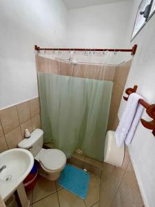 弗洛勒斯Hostal Inn 2的浴室配有卫生间、盥洗盆和淋浴。