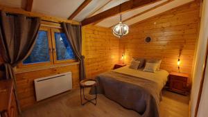 利耶泽Chalet « à l’orée du bois »的小木屋内一间卧室,配有一张床