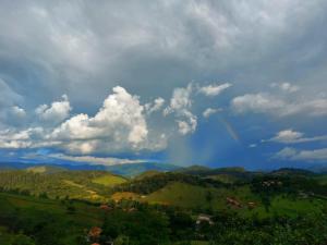 圣安东尼奥-杜皮尼亚尔Chalés Santa Luzia的青山上空的彩虹