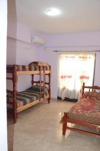 El CarmenApartamentos Naomi 1B的一间卧室设有两张双层床和一扇窗户。