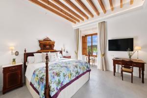 Sant JoanFinca Sa Bastida Luxury Retreat & Spa Adults Only的一间卧室配有一张床和一台平面电视