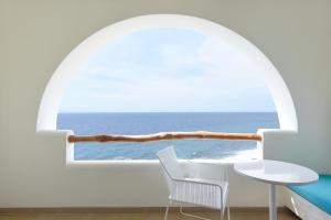 圣吉吉Royal Avila Boutique Resort的客房设有海景窗户。