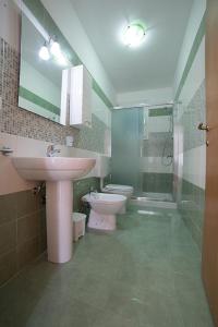 玛丽娜迪曼卡维萨Londazzurra的一间带水槽、卫生间和淋浴的浴室