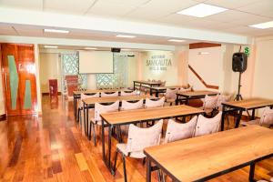 胡利亚卡Samkauta Hotel & Suite的一个带桌椅的教室和屏幕