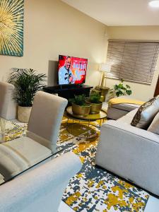 理查兹湾Isibani luxury apartment的带沙发和电视的客厅