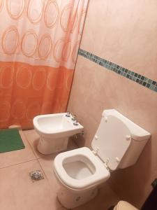 El CarmenApartamentos Naomi 1B的一间带卫生间和坐浴盆的浴室