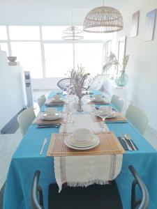 滨海托萨Torre con vistas的一张桌子,上面有蓝色的桌布和盘子