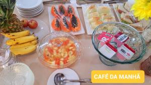 巴乌鲁Falcon Hotel的桌上放着一碗水果和其他食物