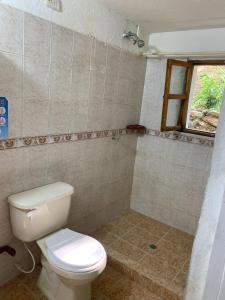 米卡Casa Hotel Arcadia Minca的浴室配有白色卫生间和淋浴。