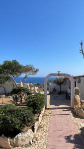 兰佩杜萨B H Lampedusa的庭院内的拱门,后面是大海