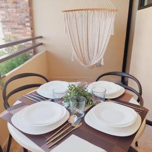 普拉亚卡门Syrena Luxury Caribbean的餐桌,配有白板和银器