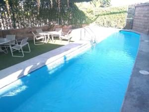 库利亚坎Hotel Maioris Bellavista的游泳池旁设有桌椅