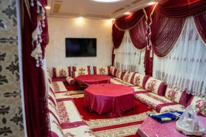 阿加迪尔Riad dar asalam的客厅配有沙发和桌子