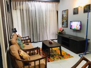 瓜埠Seri Lagenda Apartment的带沙发和电视的客厅