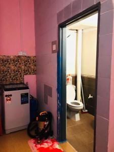 瓜埠赛丽拉吉达公寓的粉红色墙壁上带卫生间的浴室