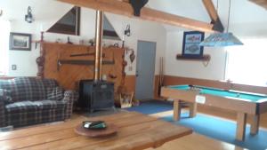 Trapper CreekAlaska's Northland Inn的带沙发和台球桌的客厅