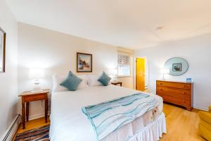 Owls HeadTideview的卧室配有带蓝色枕头的大型白色床