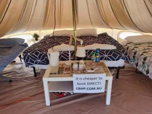 库纳瓦拉库纳瓦拉布什假日公园的帐篷,配有床和桌子及标志