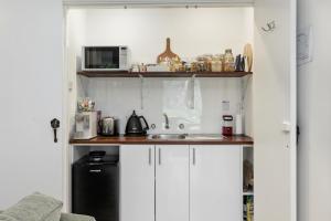 黑荒地Blackheath Suite (2 b/rooms) Family/Pet Friendly的厨房配有水槽和微波炉
