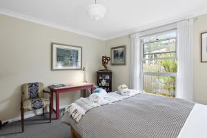 黑荒地Blackheath Suite (2 b/rooms) Family/Pet Friendly的一间卧室配有一张床、一张书桌和一个窗户。