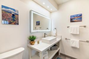 帕依亚RARE Upscale Oasis - 2 Bed,2 Bath - Kuau Plaza - Paia的白色的浴室设有水槽和镜子