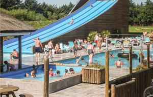 汉斯特霍尔姆Amazing Home In Hanstholm With Wifi的一群人在带滑梯的游泳池里