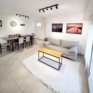 罗萨里奥Dpto. nuevo, luminoso, 3 dormitorios, pleno centro的客厅配有沙发和桌子