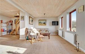班霍尔姆Gorgeous Home In Bandholm With Kitchen的客厅设有木制天花板