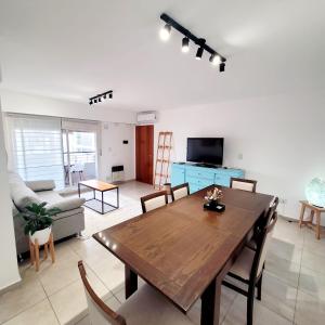 罗萨里奥Dpto. nuevo, luminoso, 3 dormitorios, pleno centro的客厅配有木桌和沙发