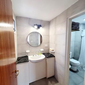 罗萨里奥Dpto. nuevo, luminoso, 3 dormitorios, pleno centro的一间带水槽、镜子和卫生间的浴室