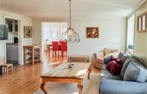 SvanesundCozy Home In Svanesund With Kitchen的客厅配有沙发和桌子