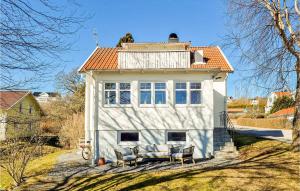 SvanesundCozy Home In Svanesund With Kitchen的前面有椅子的白色房子