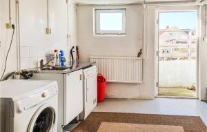 SvanesundCozy Home In Svanesund With Kitchen的厨房配有洗衣机和窗户。
