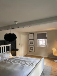 Rosehill Cottage 1699 - Stilvolle Ferien Berge & Seen的卧室配有白色的床和窗户。