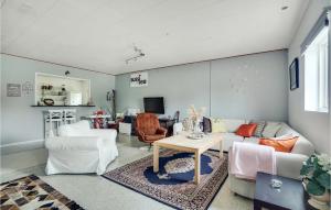 腓特烈港4 Bedroom Lovely Home In Frederikshavn的客厅配有白色家具和桌子