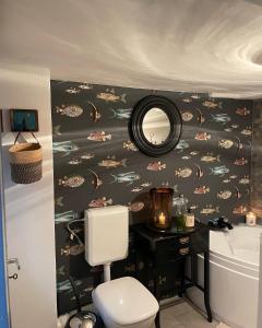 Rosehill Cottage 1699 - Stilvolle Ferien Berge & Seen的一间带卫生间、水槽和镜子的浴室