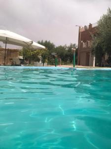 马拉喀什Walid的蓝色海水游泳池和遮阳伞