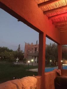 马拉喀什Walid的享有房屋和游泳池的景致。
