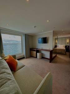 阿威罗Costa do Sal Hotel Boat Lounge的带沙发、床和电视的客厅