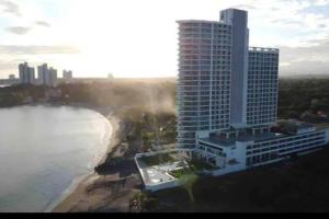 新戈尔戈纳Apto de Playa con una Hermosa vista frente al mar的海滩旁高楼空中景观