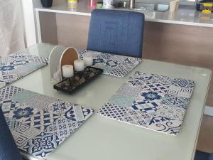 新戈尔戈纳Apto de Playa con una Hermosa vista frente al mar的一张桌子上贴着蓝色和白色的瓷砖