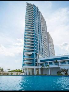 新戈尔戈纳Apto de Playa con una Hermosa vista frente al mar的一座高大的建筑,前面有一个游泳池