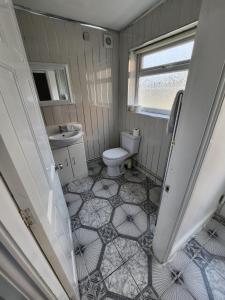 伯明翰Bamville Shared House的一间带卫生间和水槽的浴室