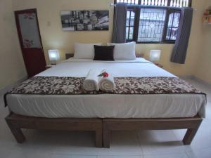 UndisanRindu Homestay的一间卧室配有一张大床和两条毛巾