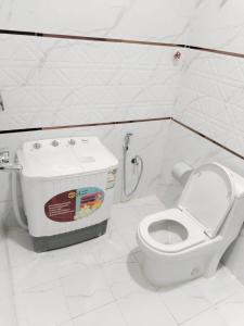 奈季兰هوتيل نجران للشقق الفندقية的白色的浴室设有卫生间和水箱。