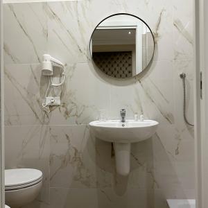 罗马NLM Boutique Suites的一间带水槽、镜子和卫生间的浴室