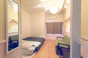 札幌瓦亚旅馆的小房间设有床和沙发