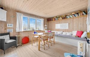 斯坎讷堡Cozy Home In Skanderborg With Kitchen的客厅配有沙发和桌子